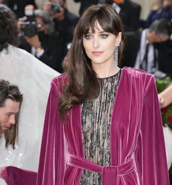 Dakota Johnson 演绎 Gucci 礼服
