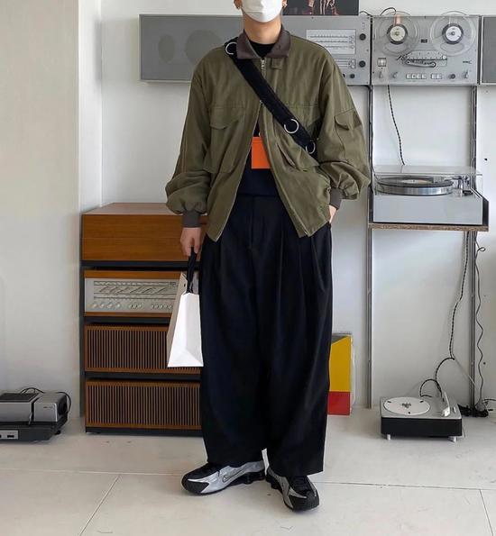 直筒宽裤搭配夹克外套