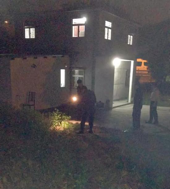 香港警方搜查保罗的藏金屋