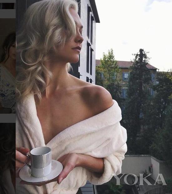 Karlie Kloss超爱咖啡 图片来自ins