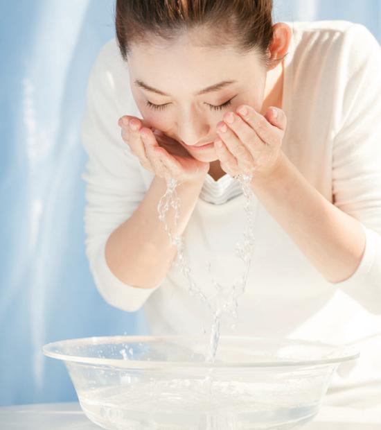 早晨只用清水洗脸 夜晚使用洗面奶