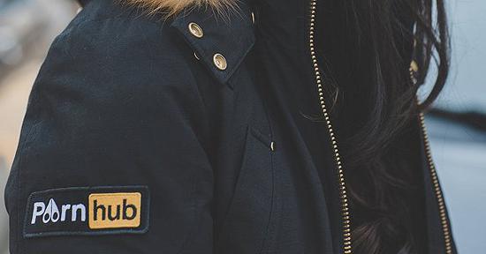 Moose Knuckles和Pornhub合作推出的羽绒服 图片来源:Moose Knuckles