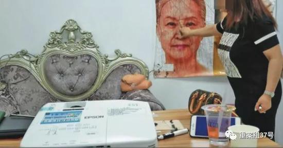 记者卧底植发“三天速成班”,培训师正进行理论授课。 新京报记者 王飞翔 摄