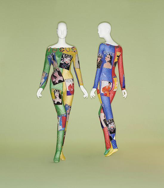 “坎普:时尚笔记”时装展展出之一:Gianni Versace。 Jumpsuit, spring/summer 1991。图片来源: Johnny Dufont