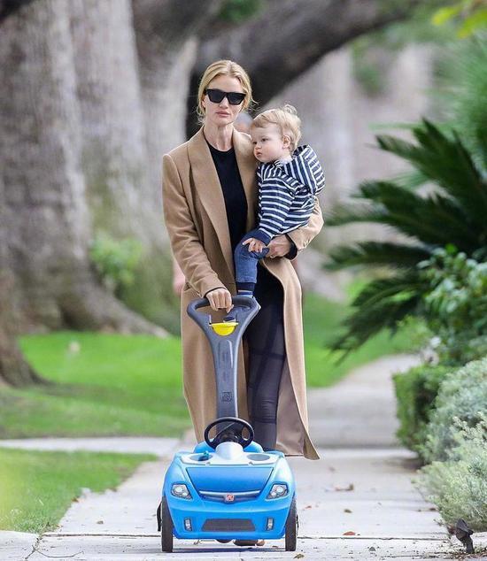 Rosie Huntington-Whiteley佩戴Celine墨镜