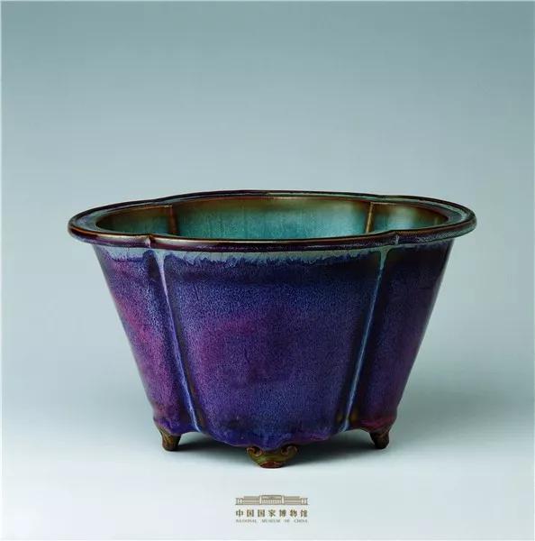 宋·钧窑玫瑰紫釉海棠式花盆,高14.4厘米、口径19.5·24.5厘米,国家博物馆藏