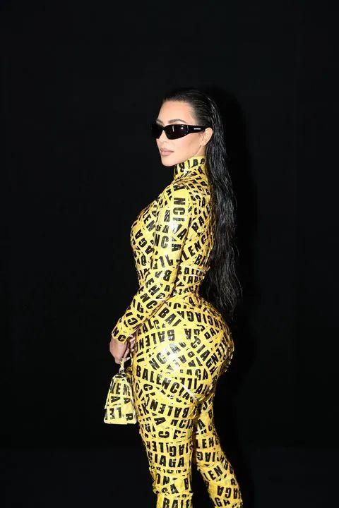 Kim Kardashian 演绎 Balenciaga 的胶带紧身衣