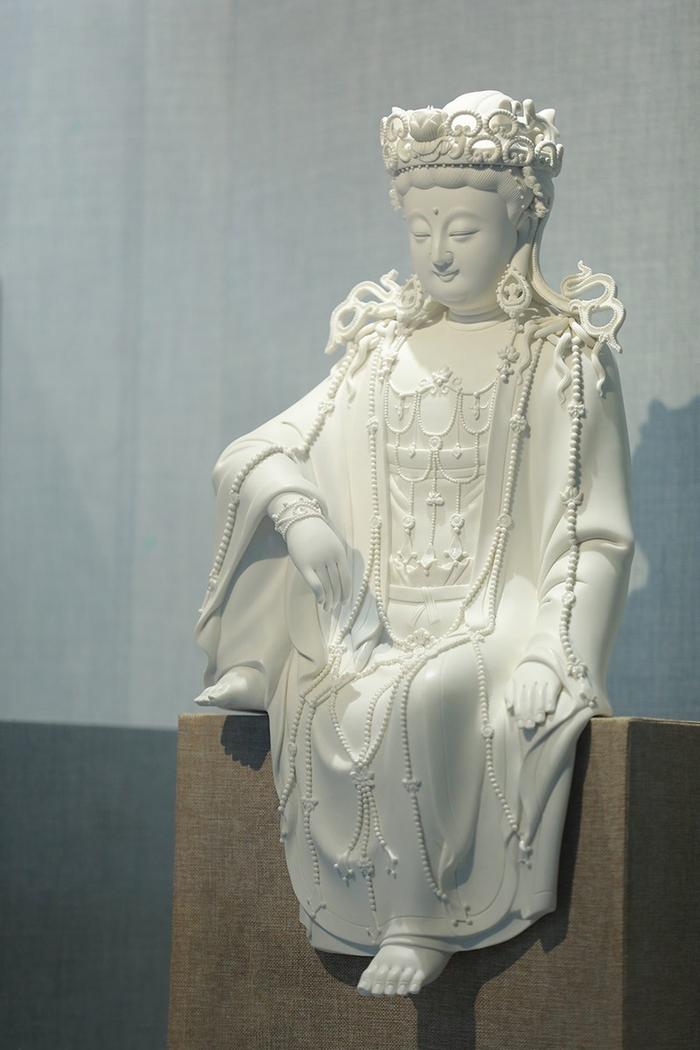 颜松柳《水月观音》白瓷