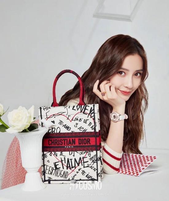 ▲杨颖 DIORAMOUR BOOK TOTE竖版手袋