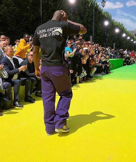 Virgil Abloh秀后哭泣的背影(图片来源:Virgil Abloh)