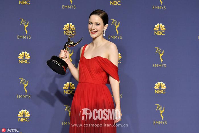 Rachel Brosnahan 裙装:Oscar de la Renta