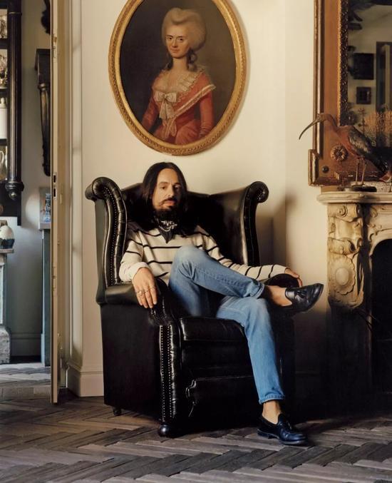 ■ Alessandro Michele 坐在家中的古董沙发上