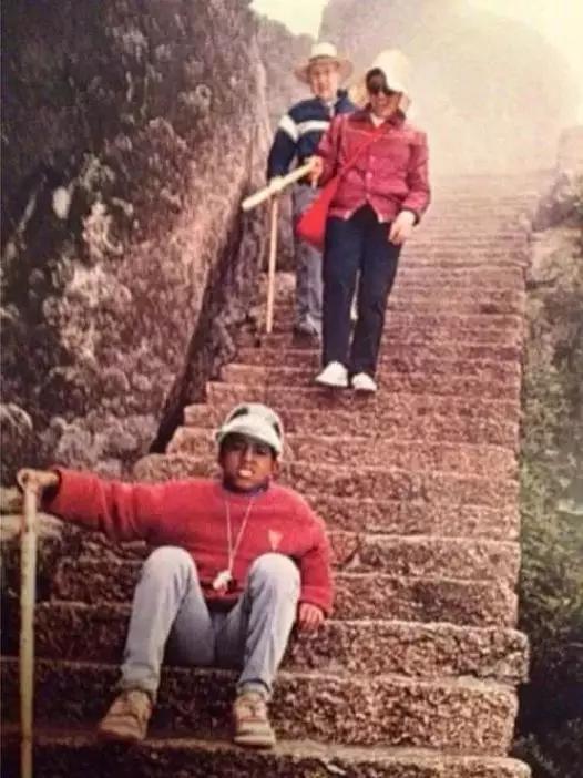 Kanye 和学校的老师们一起爬黄山