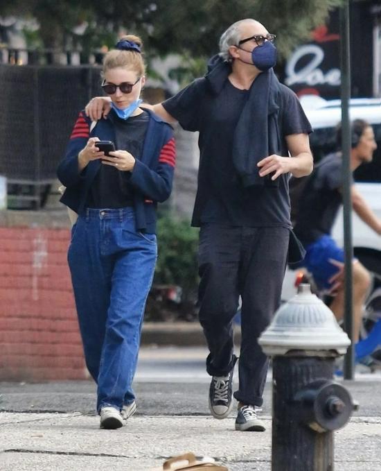 当地时间10月6日,Joaquin Phoenix 与Rooney Mara现身纽约