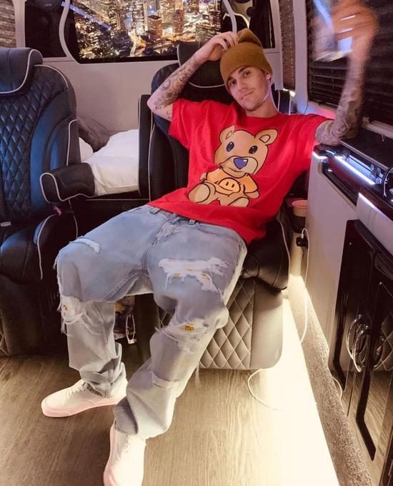 强迫症想帮Bieber提裤子