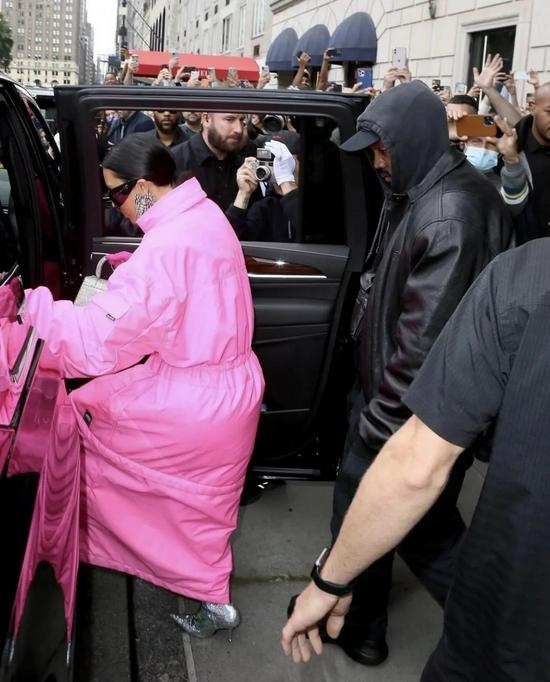 当地时间10月10日,Kim Kardashian和Kanye West现身纽约