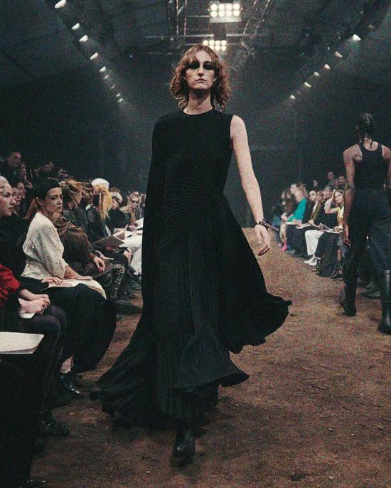 Balenciaga 秋季 22 系列秀场