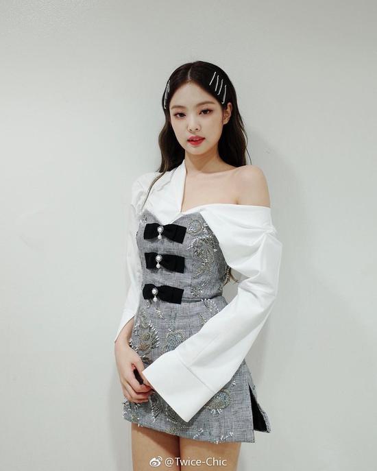 Jennie身着Erdem