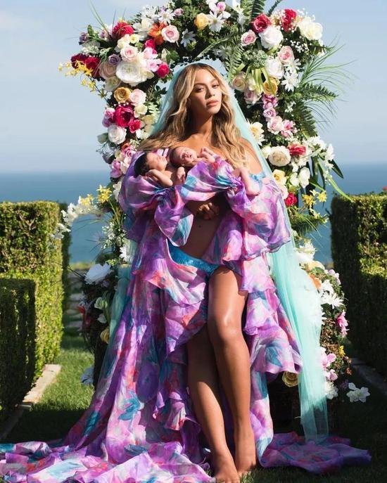 碧昂斯抱着自己刚出生的双胞胎Sir Carter和Rumi Carter,由Mason Poole拍摄。图片:courtesy @beyonce via Instagram
