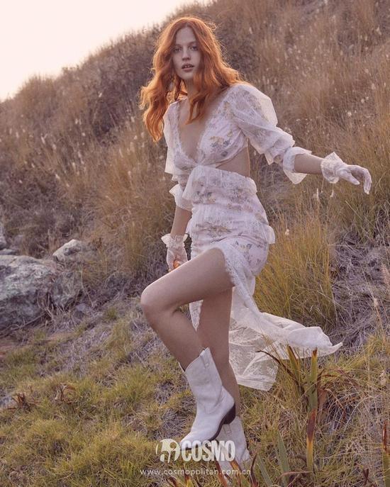 连衣裙来自FOR LOVE & LEMONS