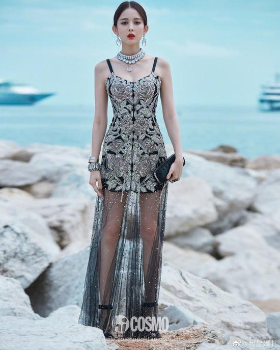 古力娜扎身着:Alexander McQueen2019年早秋系列