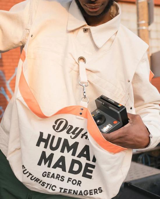 Human Mad挂车报童包为灵感的功能马甲