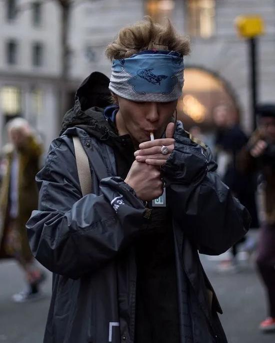 折成宽款绑在额前