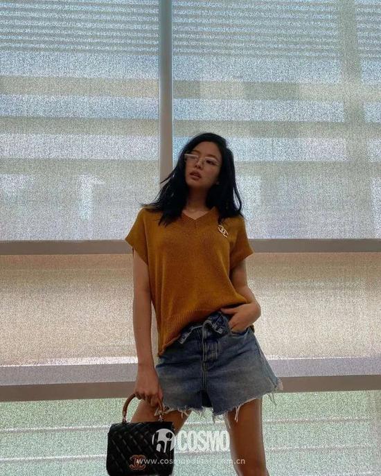 ▲Jennie 墨镜:Gentle Monster X Jennie 包包:Chanel 短裤:alexanderwang