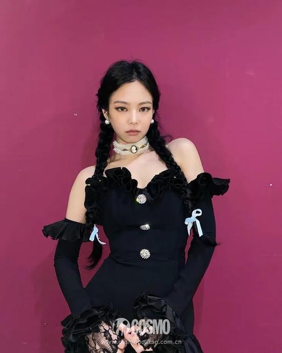 ▲Jennie 连体裤:Alessandra Rich