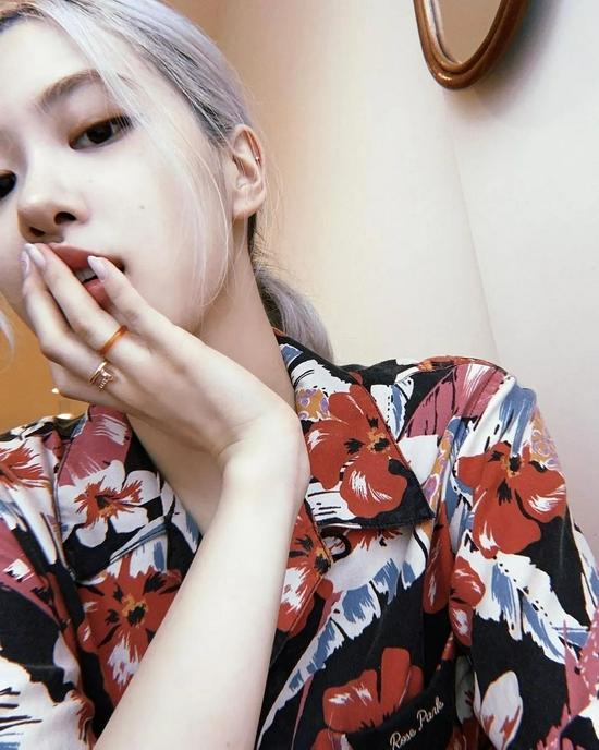 Rosé示范女生版本的花衬衫穿搭,衬衫来自YSL