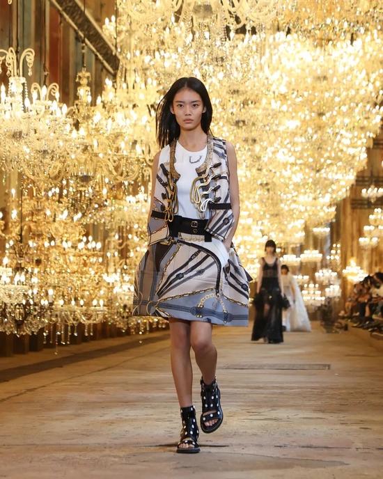 LV 在去年于上海举办 2022 春夏女装大秀