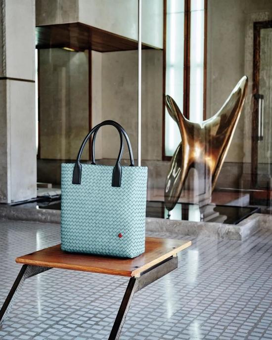 Cabat 手袋胶囊系列在 Bottega Veneta 威尼斯门店发售