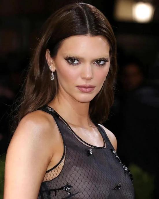 Kendall Jenner 演绎 Prada 礼服