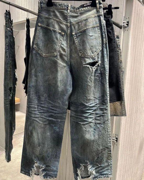 BALENCIAGA BAGGY DENIM | Via Instagram @brokengalerie