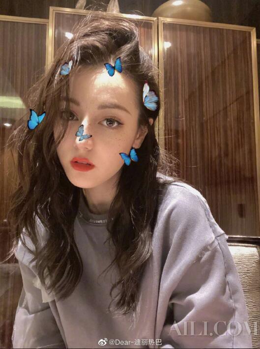(图片来源:迪丽热巴微博截图)