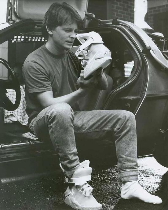 第一个穿上 Air Mag 的男人、冰桶挑战发起者