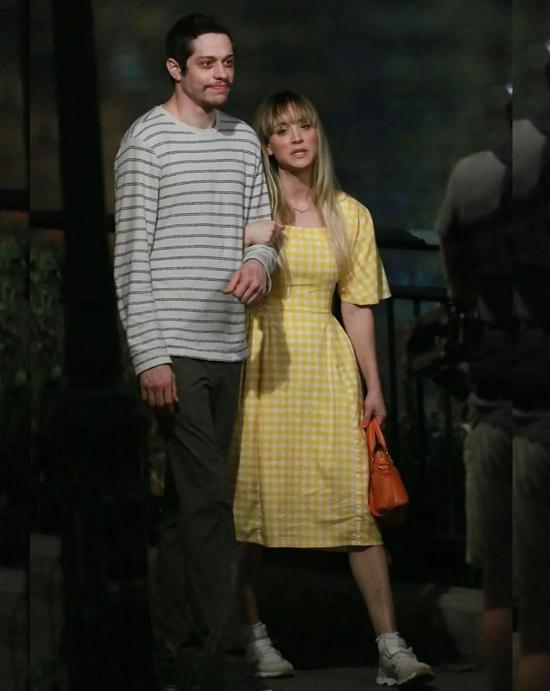 当地时间8月26日,Kaley Cuoco & Pete Davidson现身纽约拍摄现场