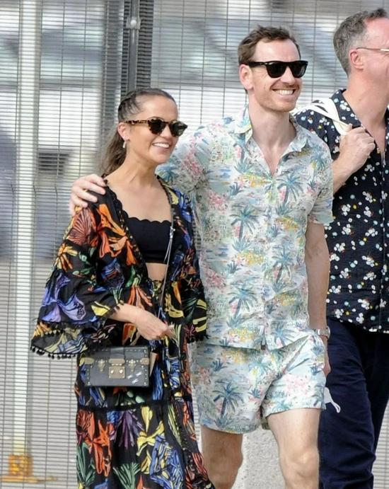 当地时间8月23日,Michael Fassbender和Alicia Vikander现身西班牙伊比沙岛