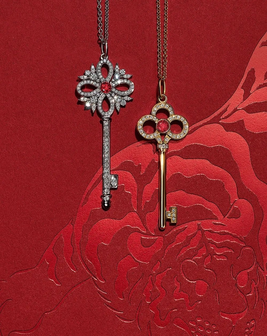 Tiffany & Co。 Keys 系列 Victoria® 铂金镶钻宝石钥匙吊坠及 18 K 黄金镶钻冠形钥匙吊坠