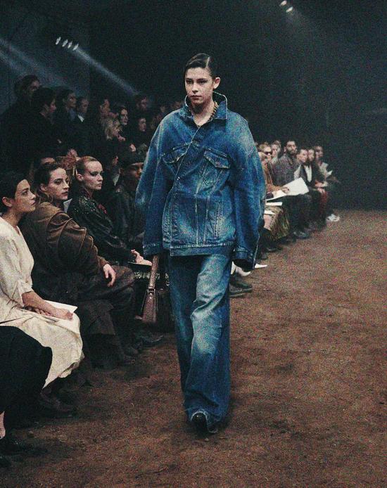 Balenciaga 秋季 22 系列秀场