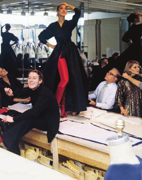 正在工作室中调整 1977 年秋季系列的 Halston