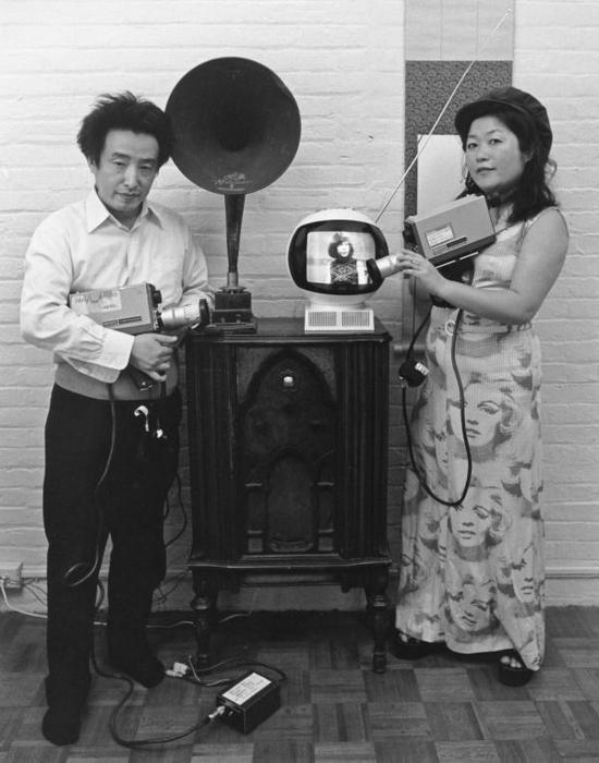 白南准与久保田成子合影 © Tom Haar, 1974。 Courtesy of Tom Haar。