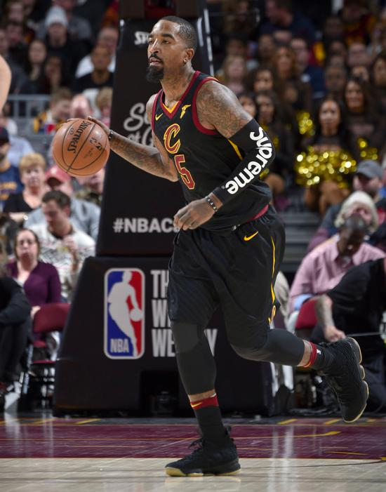 在 Kelly Oubre Jr。 收到联盟到的警告信后,另一个 JR 却依旧“以身试法”,穿上了比他衣服 Logo 还要大的 Supreme (图片来源:Google)