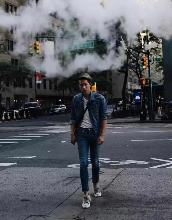 挽起裤脚,搭配休闲板鞋(图片来源:LOOKBOOK)