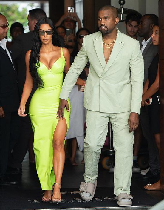 Kanye West在2018年夏天用Yeezy凉鞋配袜子 图片来源:New York Post