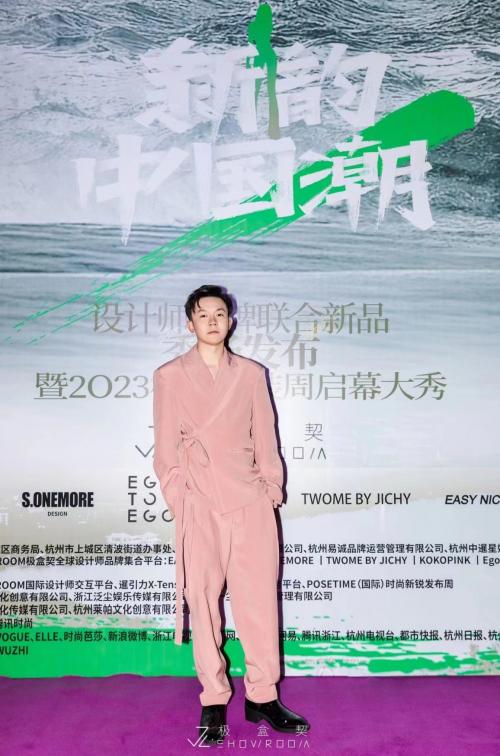 图为各界人士汇集(部分)