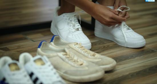 拉踩一下一旁被挑剩的adidas Oringals Superstar