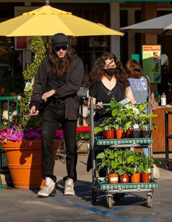 当地时间5月18日,Kat Dennings 和未婚夫Andrew WK现身Calif