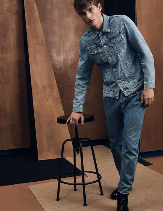 同色调同面料的牛仔夹克和牛仔裤(图片来源:LOOKBOOK)