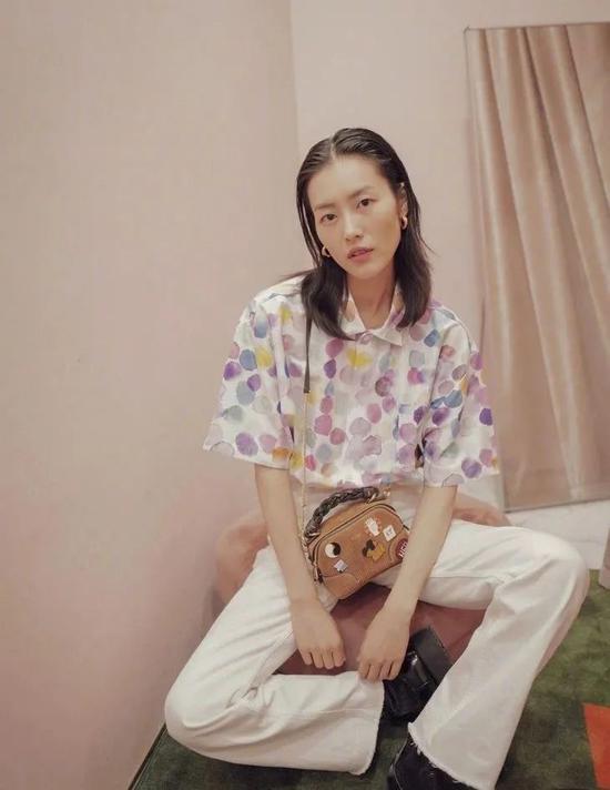 ▲衬衫:PUMA 裤子:Levi's